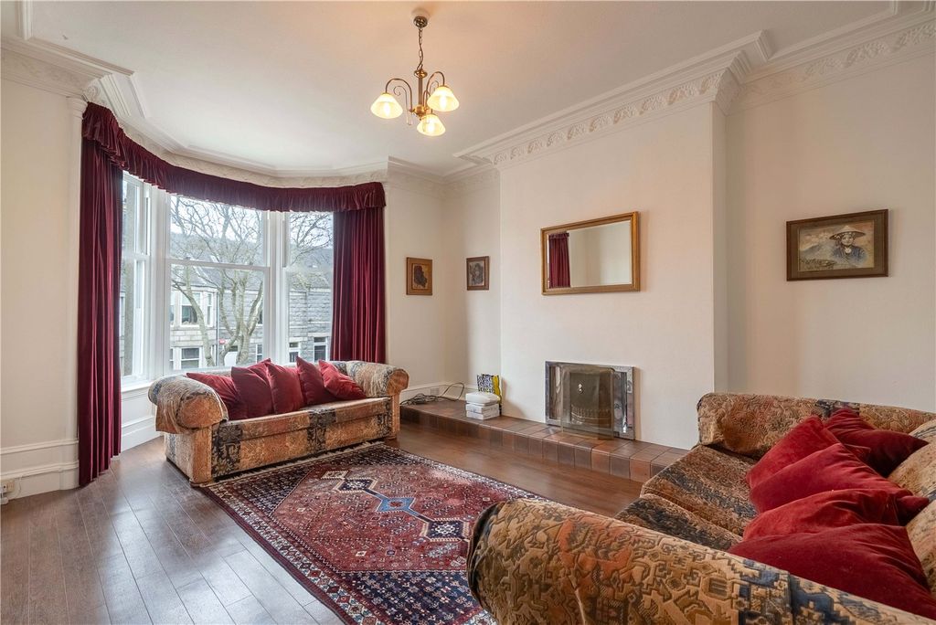 Property photo 2 of 37 Hammersmith Road,