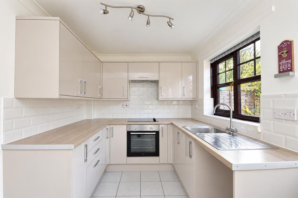 Property photo 2 of 7 Kitchen