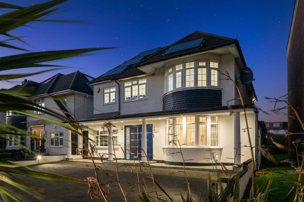 Property photo 1 of 32