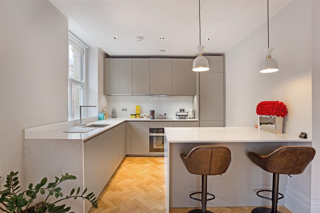 Property photo 3 of 21 76711_7, 27 Kensington Court,London - (13).Jpg