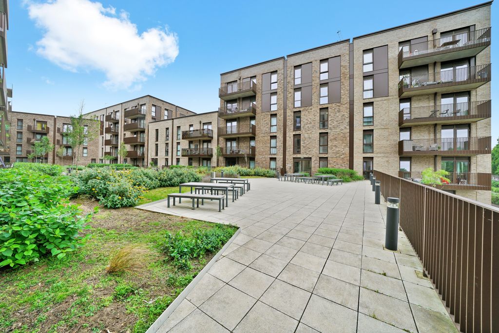 Property photo 1 of 9 Waterfront Heights, Mount Pleasant, Wembley, Middlesex Ha0