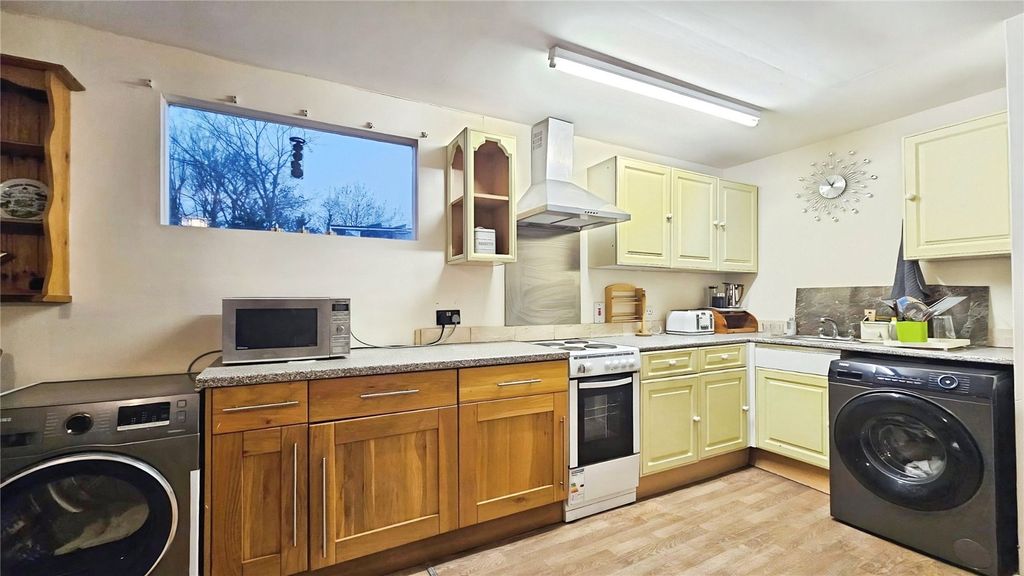 Property photo 2 of 6 Kitchen