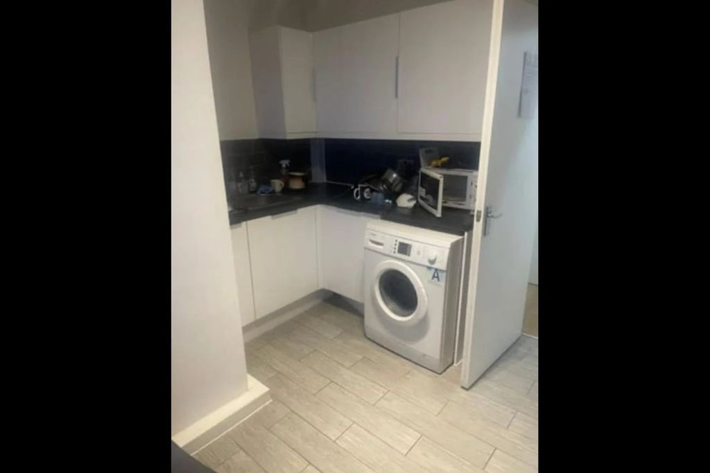 Property photo 3 of 8 Shared Kitchen