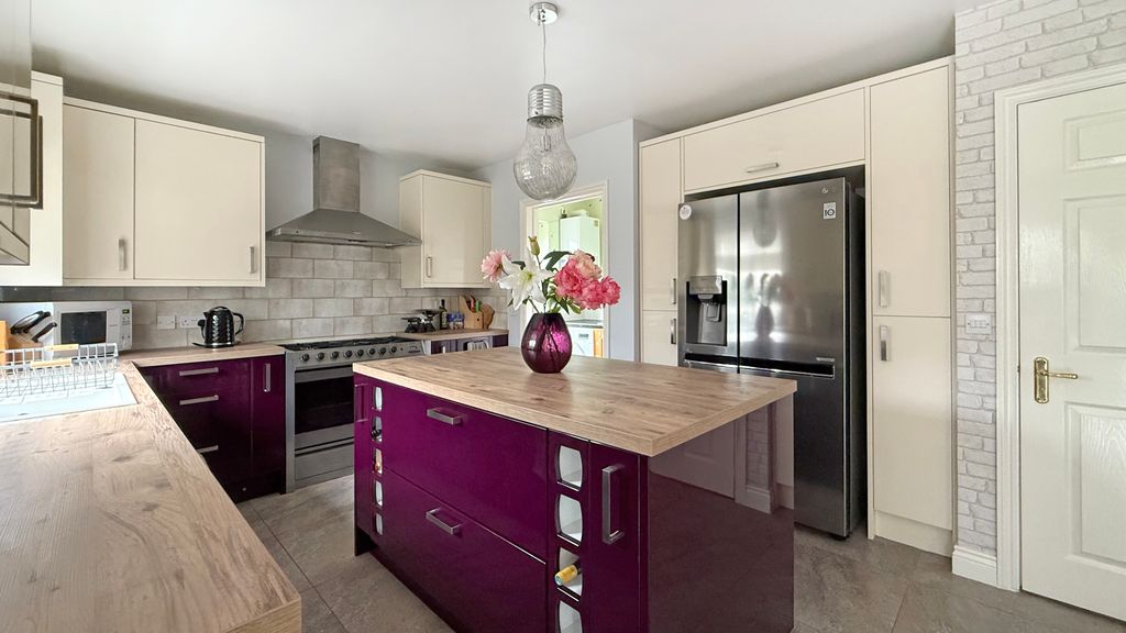 Property photo 3 of 17 Kitchen/Dining Room