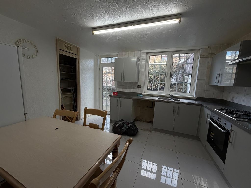 Property photo 3 of 27