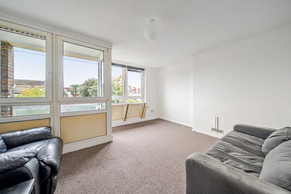 Property photo 2 of 12 Picture No. 29