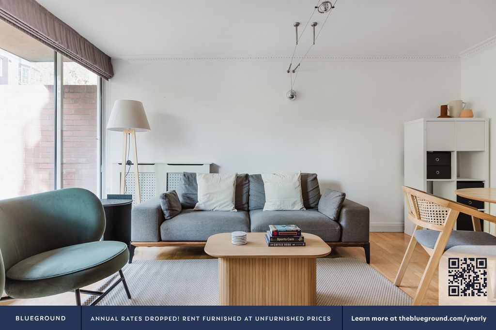 Property photo 3 of 37 Living Room