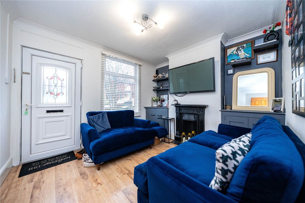 Property photo 3 of 11 Lounge