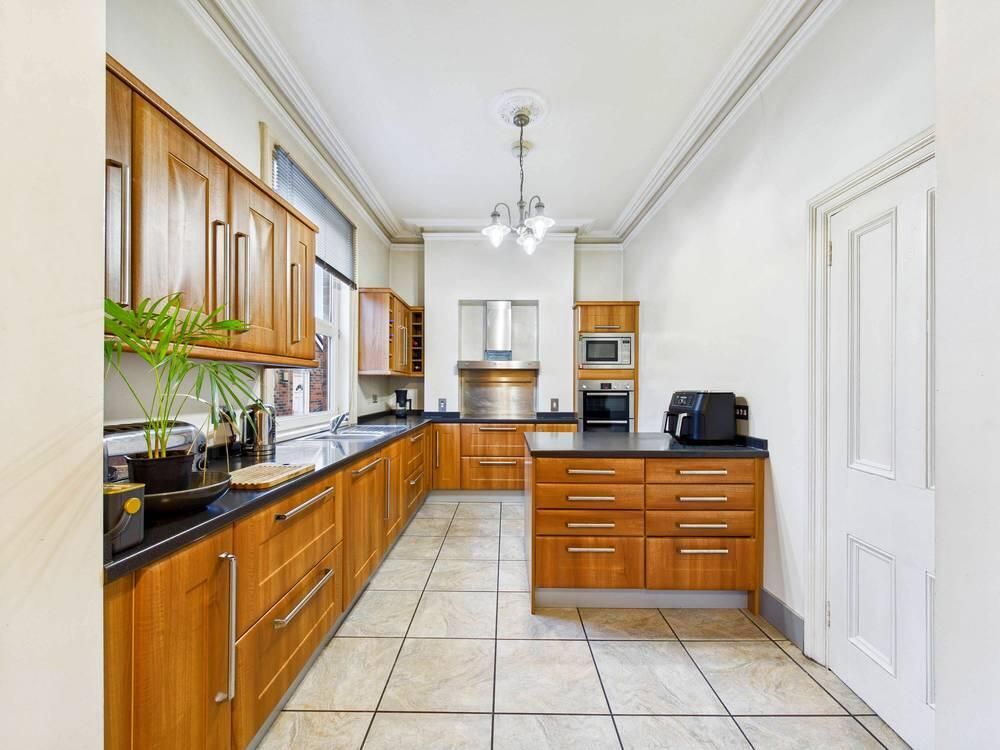 Property photo 2 of 25 Kitchen
