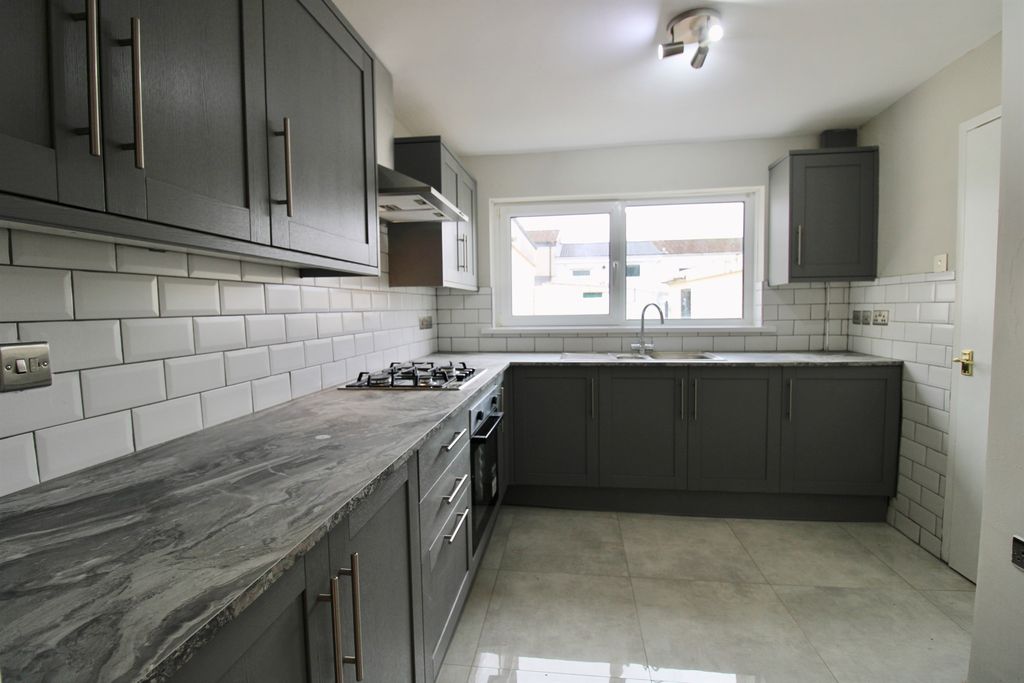 Property photo 2 of 25