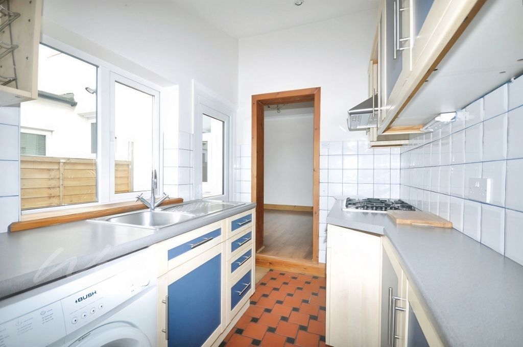 Property photo 3 of 8 Kitchen