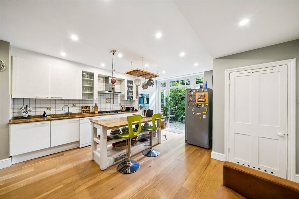 Property photo 3 of 12 Kitchen