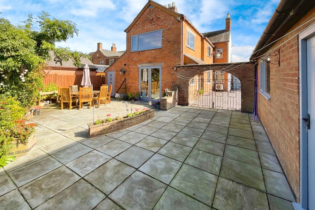 Property photo 2 of 26