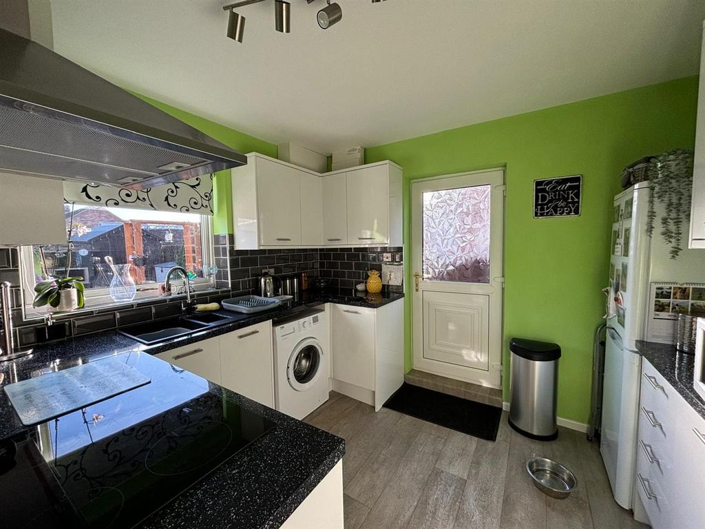 Property photo 3 of 14 Kitchen