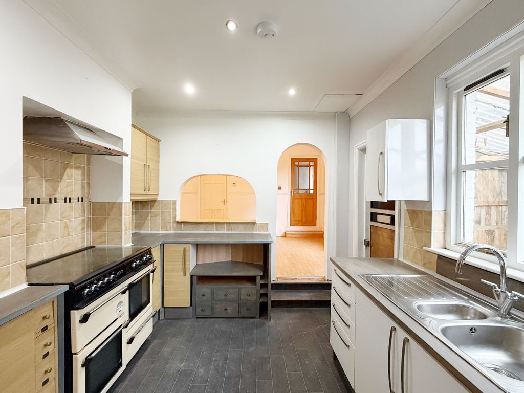 Property photo 2 of 12 Kitchen