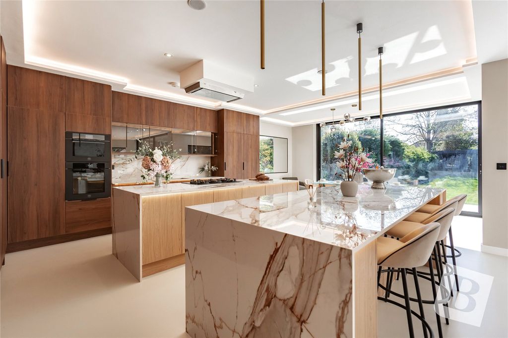 Property photo 3 of 40 Kitchen/Diner/Family