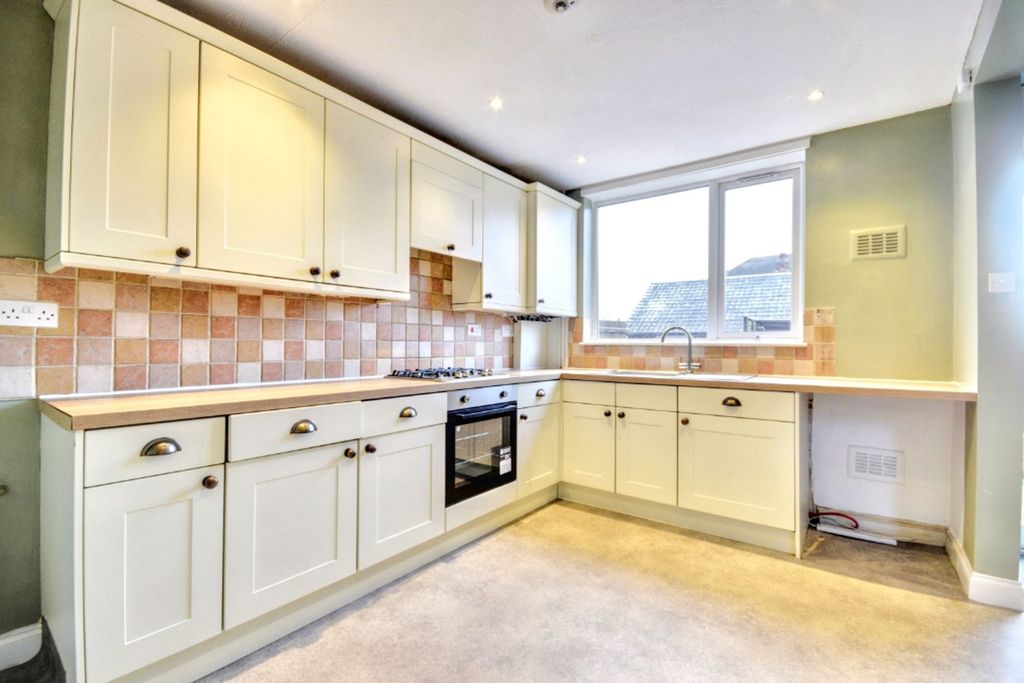 Property photo 3 of 13 Kitchen