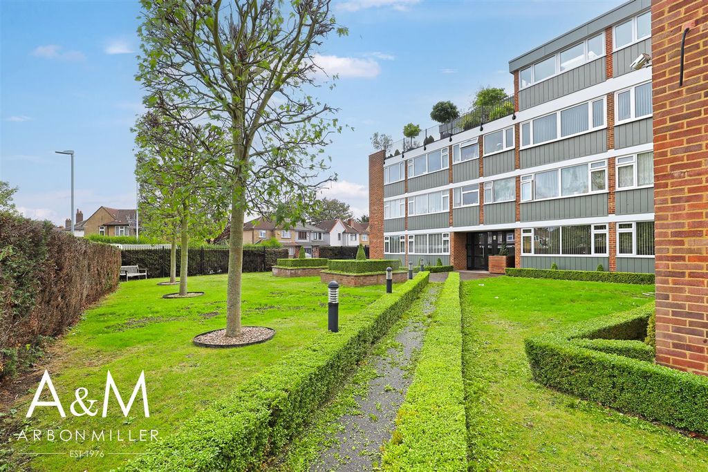 Property photo 1 of 31 Communal Gardens
