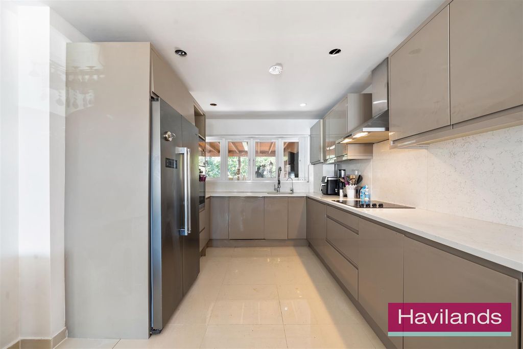 Property photo 3 of 22 Lindal Crescent-13.Jpg