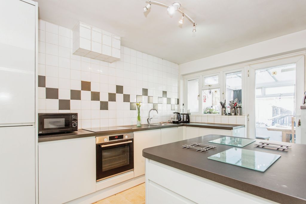 Property photo 3 of 17 Kitchen