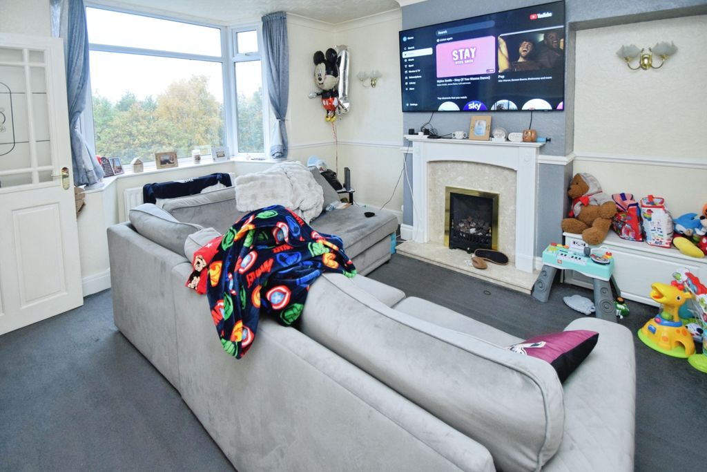 Property photo 2 of 12 8Ab9Fab5-Lounge 201