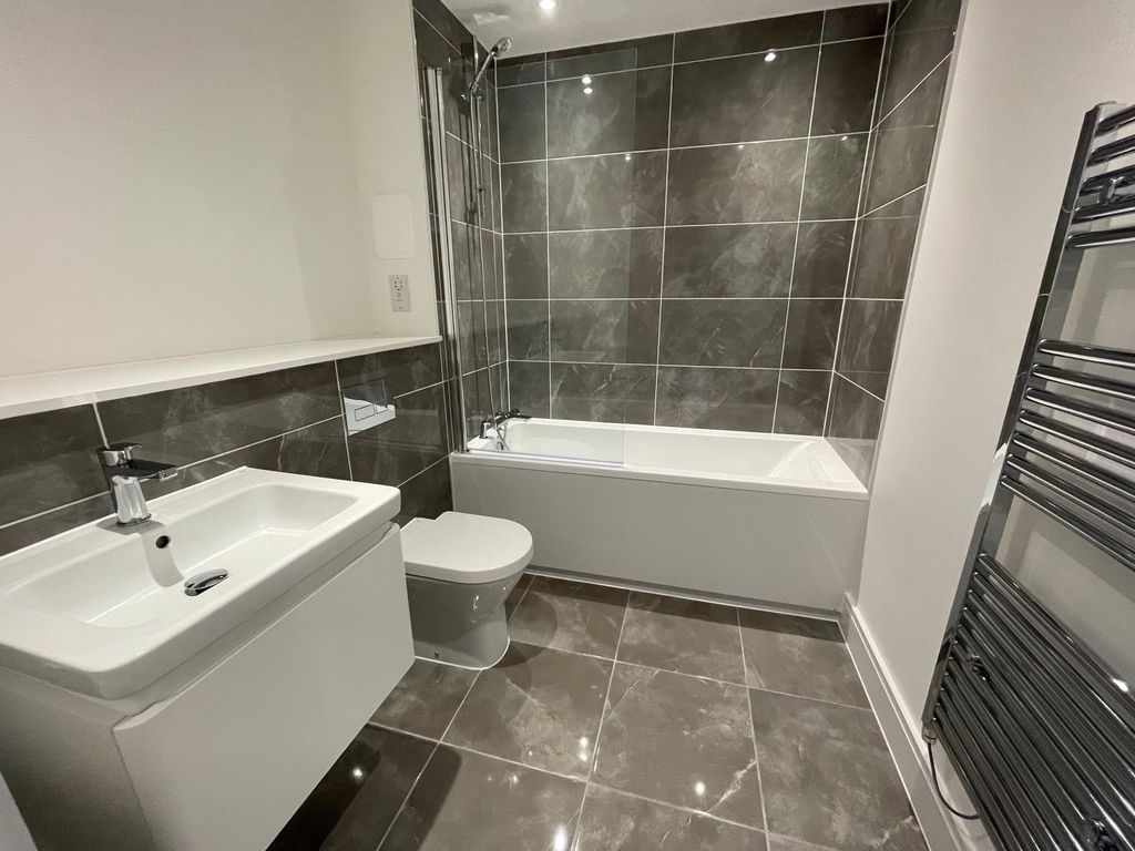 Property photo 2 of 16 Bathroom