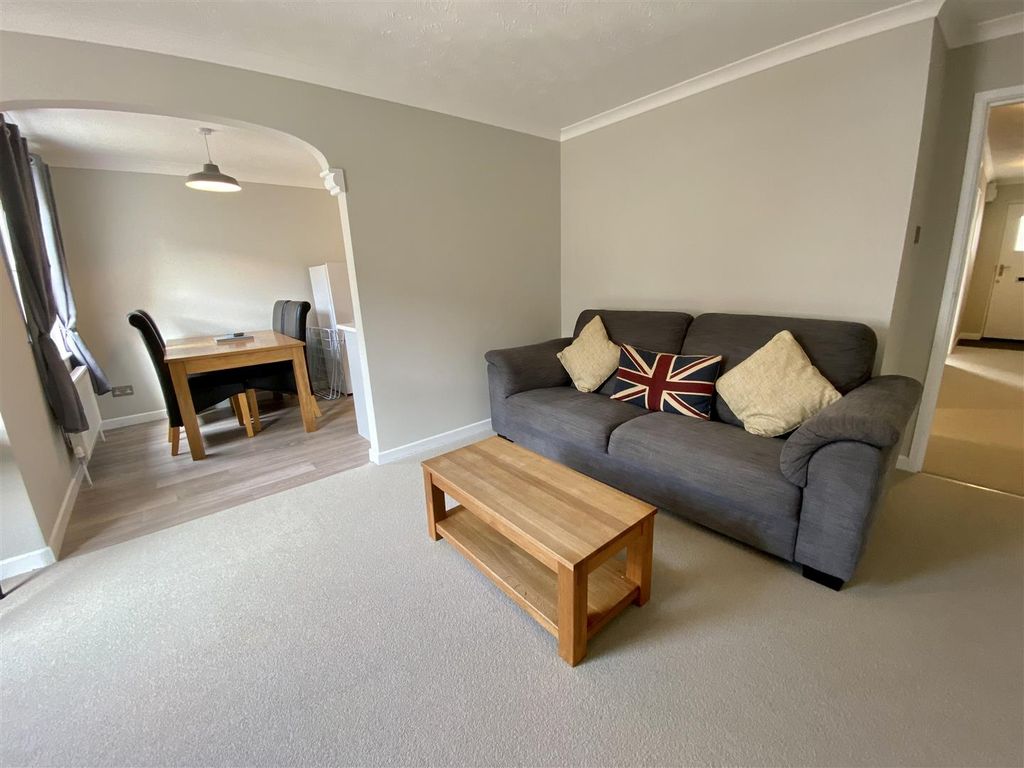 Property photo 1 of 18 Living Room