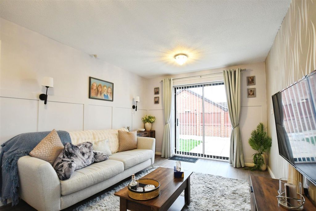 Property photo 2 of 11 Lounge