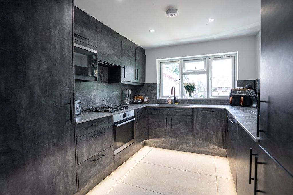 Property photo 3 of 18 Kitchen