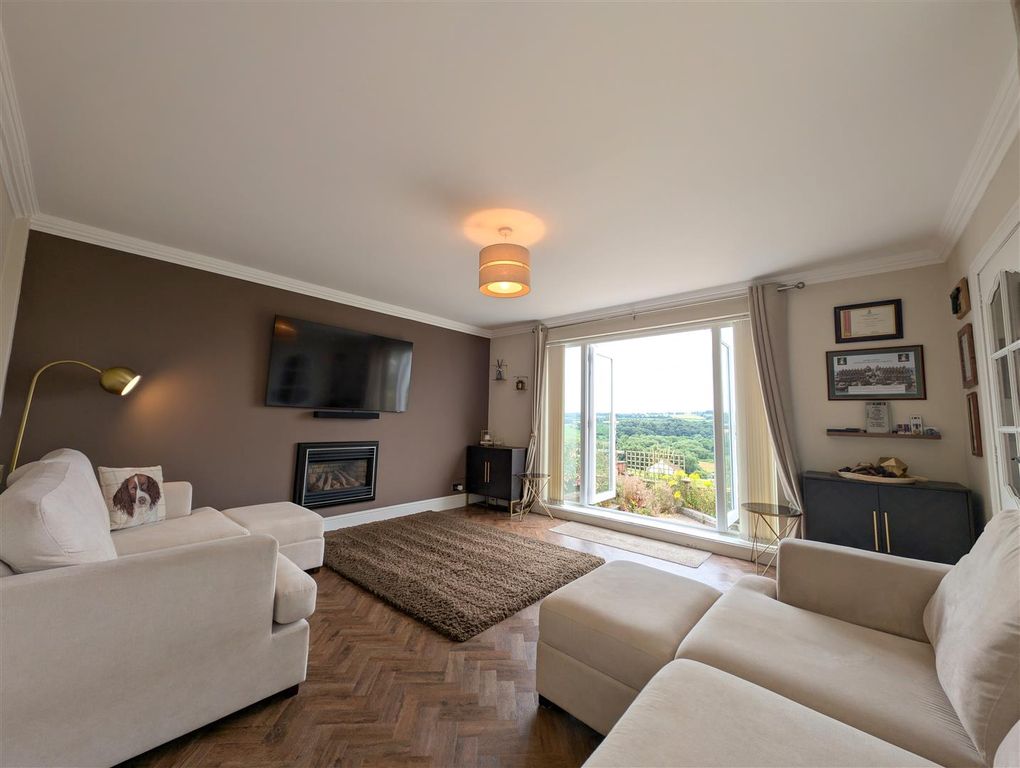 Property photo 3 of 25 Lounge