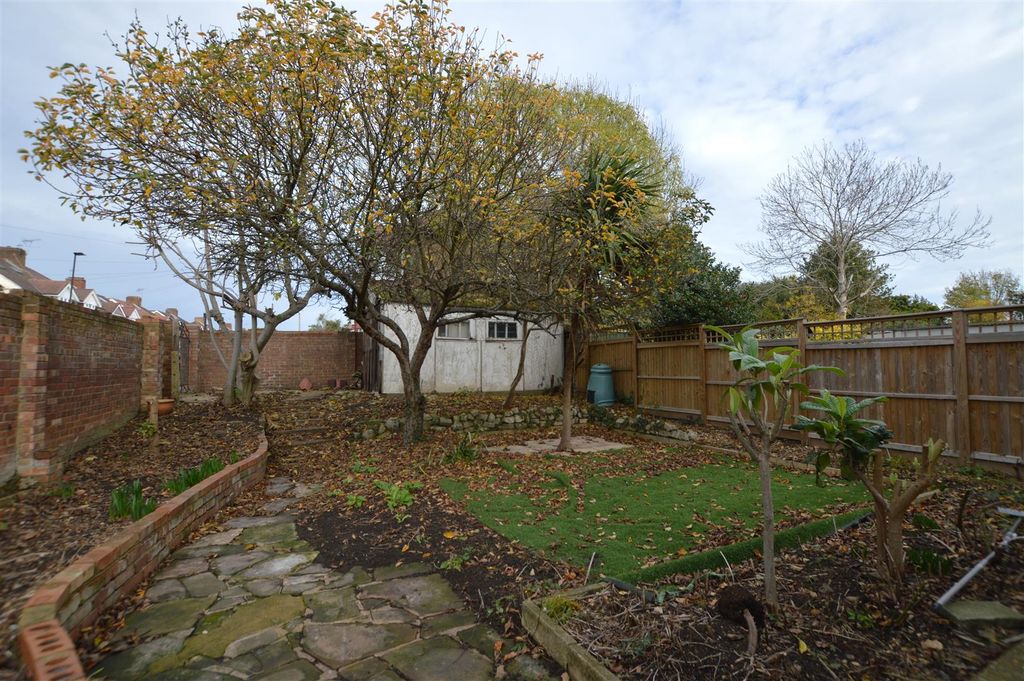 Property photo 3 of 11 34 Whitton Dene Gdn.Jpg