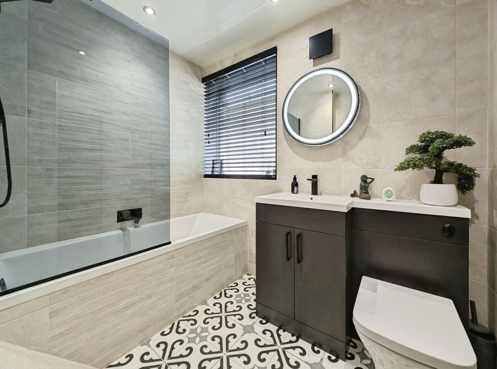 Property photo 3 of 20 Bathroom