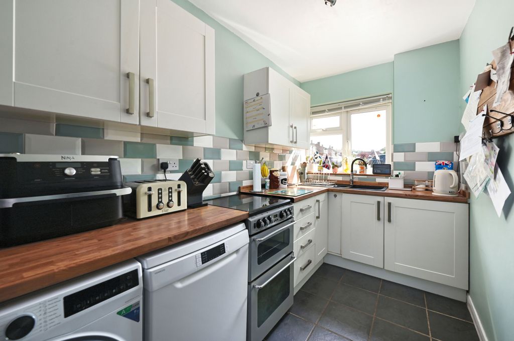 Property photo 3 of 8 92 Kingsway (1)