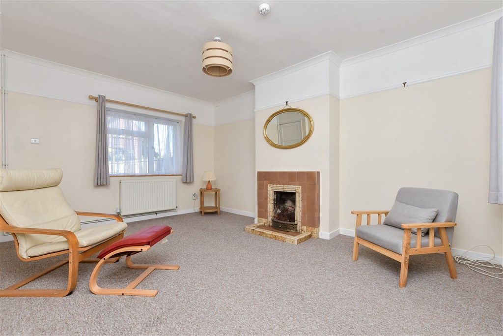 Property photo 3 of 12 Lounge