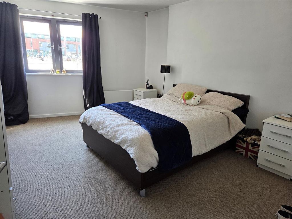 Property photo 3 of 8 Bed .Jpg