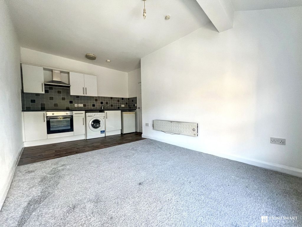 Property photo 1 of 7 Kitchen Lounge