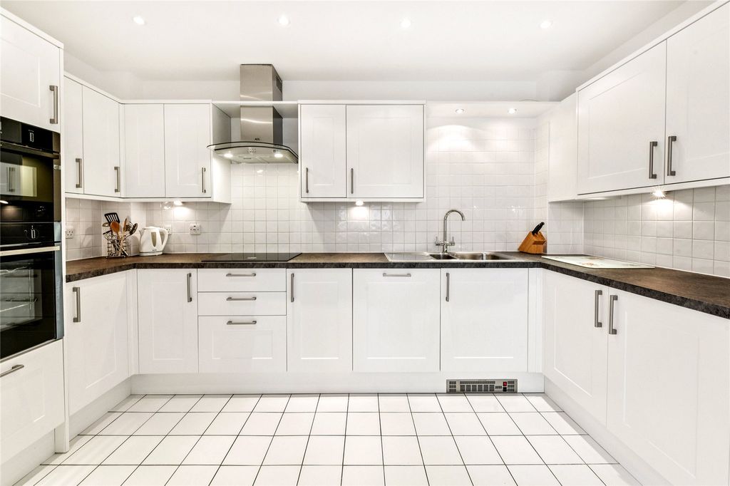 Property photo 3 of 10 Kitchen