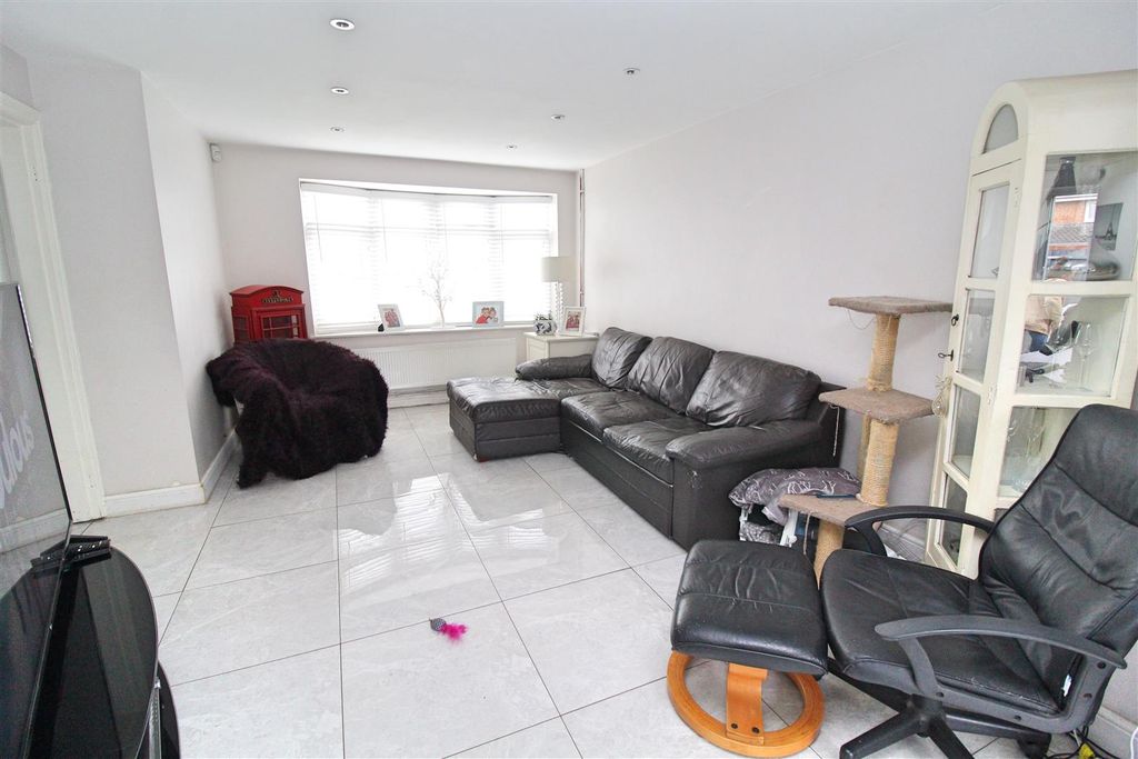 Property photo 2 of 13 Lounge