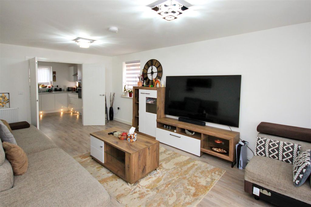 Property photo 2 of 22 Lounge B.Jpg