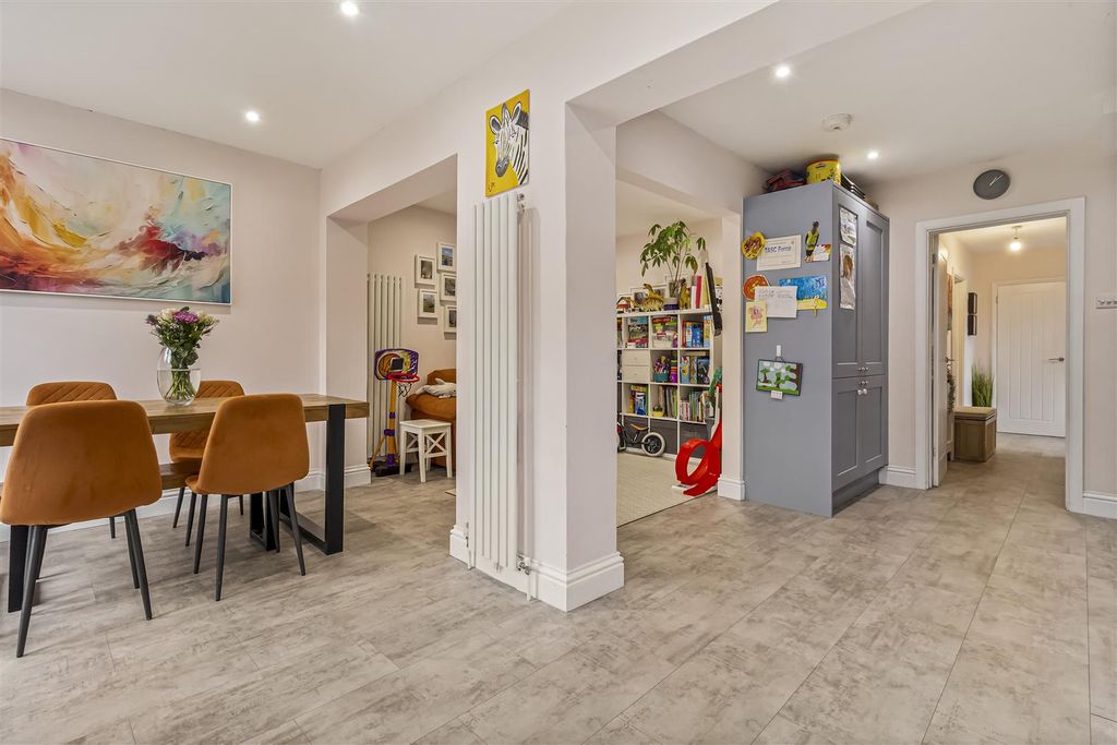 Property photo 2 of 26 57 Twyford Gardens-007.Jpg