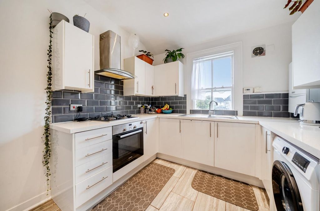 Property photo 3 of 12 Kitchen1.Jpg