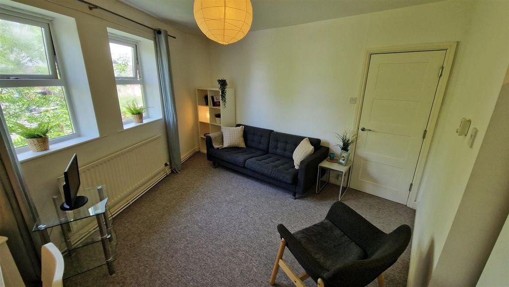 Property photo 3 of 15 Lounge