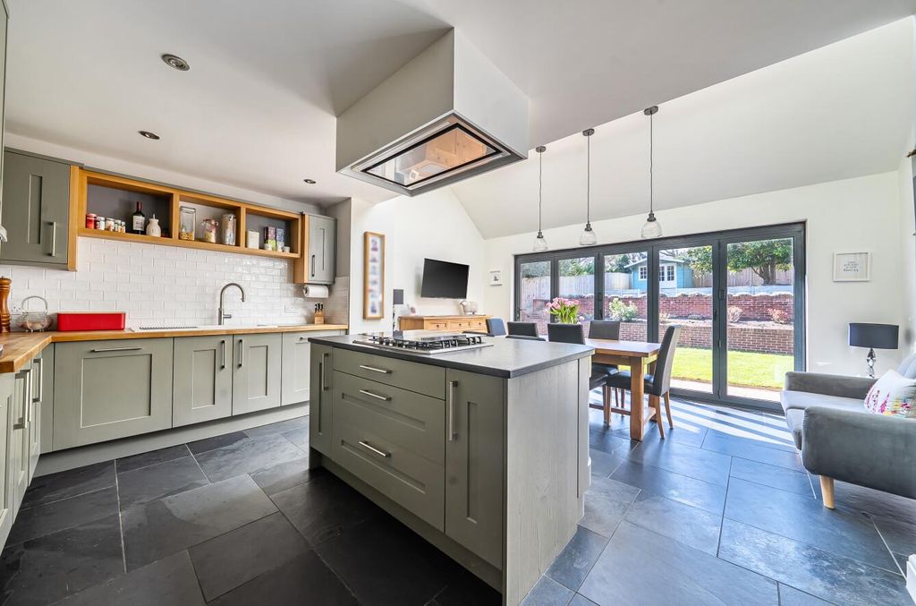 Property photo 2 of 22 Malcolm Road 22 (13).Jpg