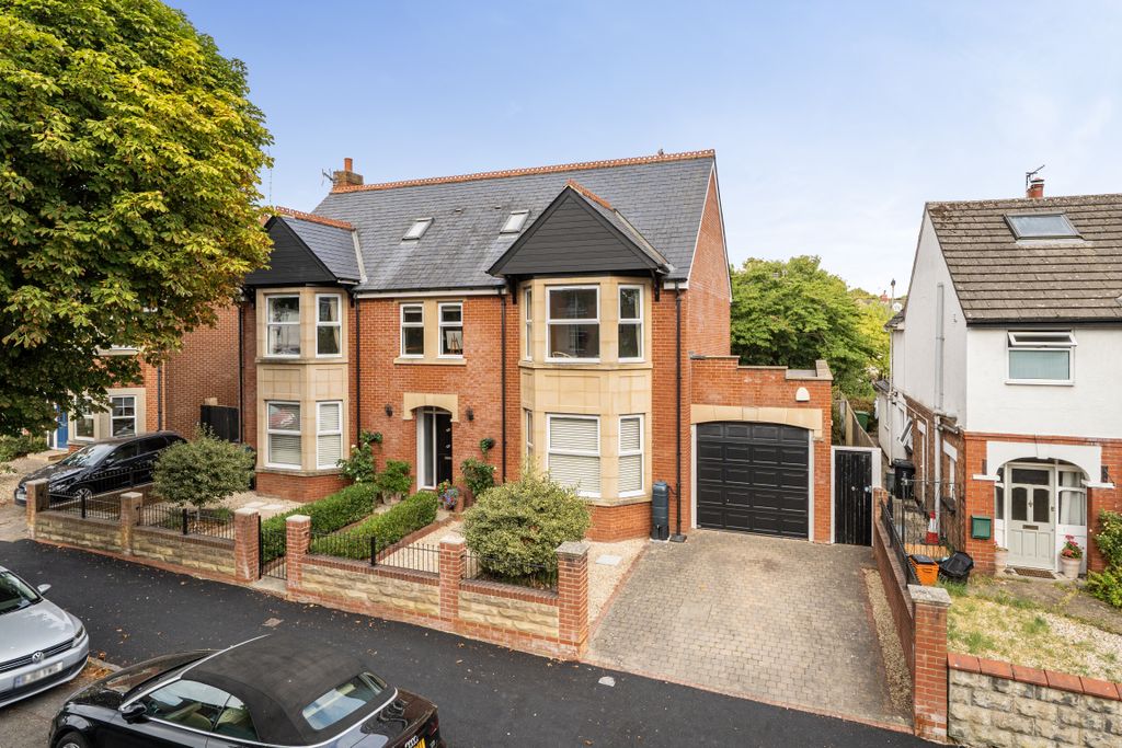 Property photo 1 of 29 15082292