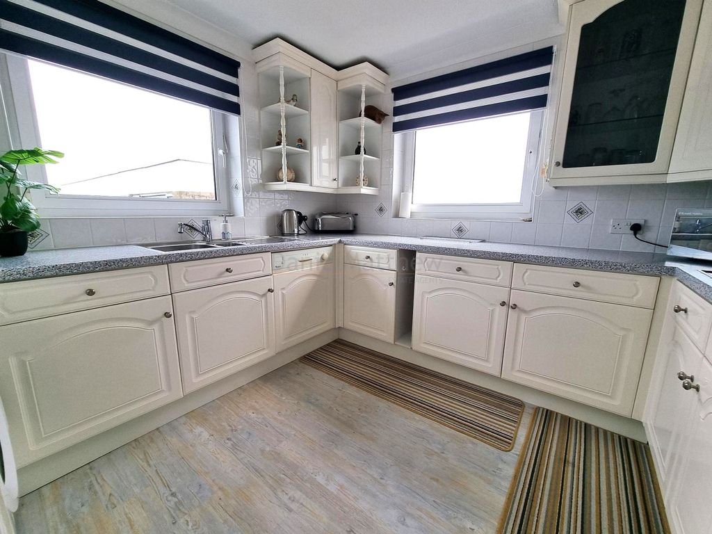 Property photo 3 of 21 Kitchen