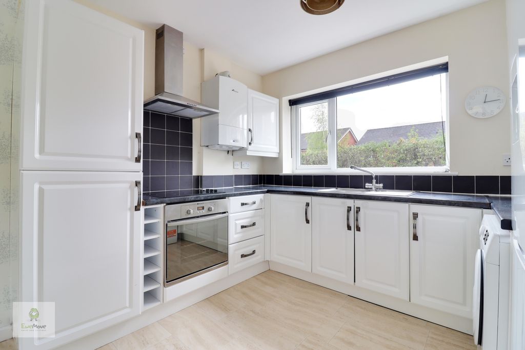 Property photo 3 of 12 Kitchen