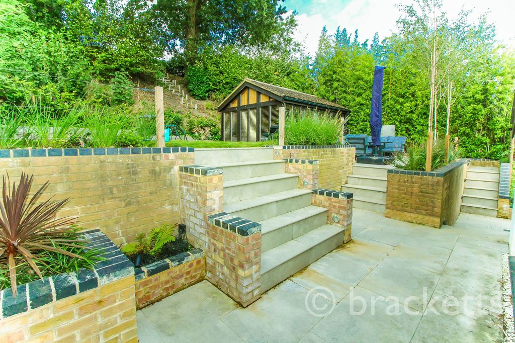 Property photo 2 of 31