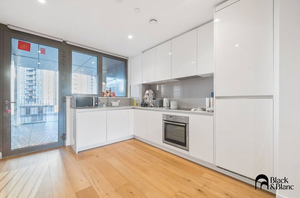 Property photo 3 of 25 Kitchen/Reception