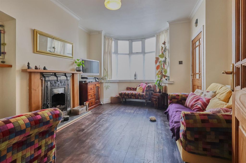 Property photo 2 of 16 Lutterworth Road Burbage_4.Jpg