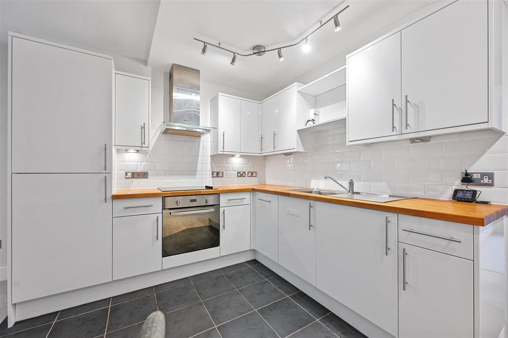 Property photo 3 of 7 Overstone Road